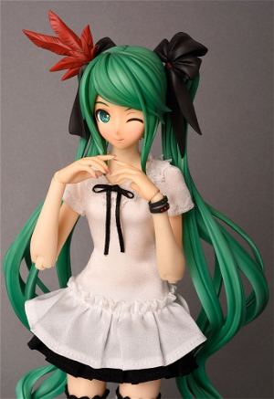 Real Action Heroes Hatsune Miku Project DIVA F: Honey Whip Deluxe Ver.