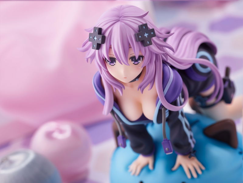 Hyperdimension Neptunia 1/8 Scale Pre-Painted Figure: Dimensional Traveler Neptune Waking Up Ver. image 4