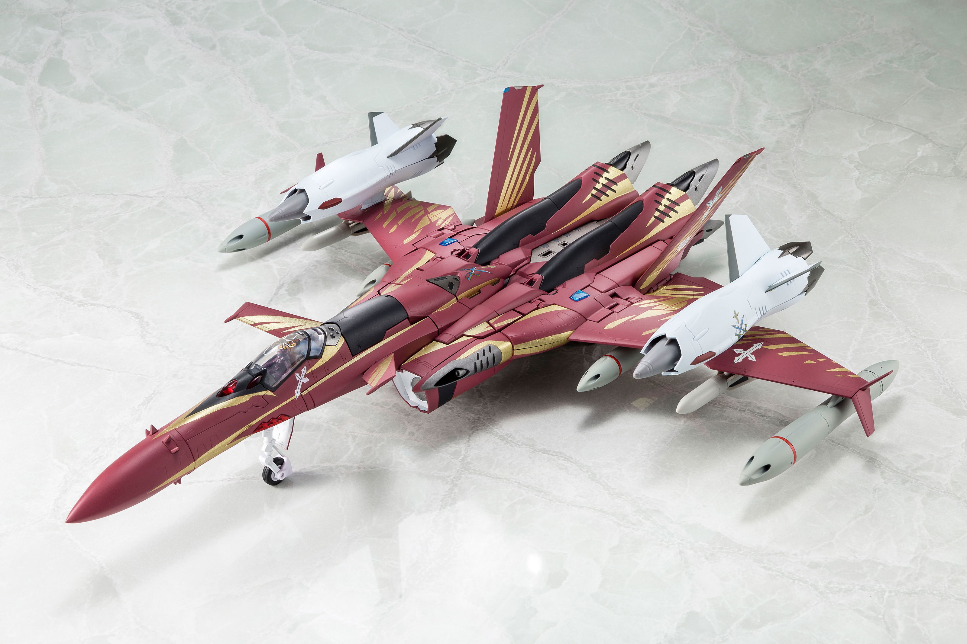 YAMATO 1/60 SV-51α 量産機 マクロスzero Amazon.co.jp: 1/60 マクロスゼロ 完全変形 SV-51α 量産機 : ホビー