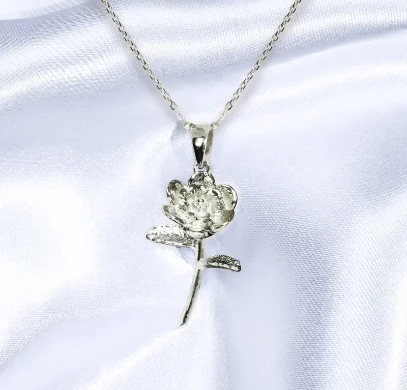 Final Fantasy XIV Silver Pendant Elpis Flower image 1