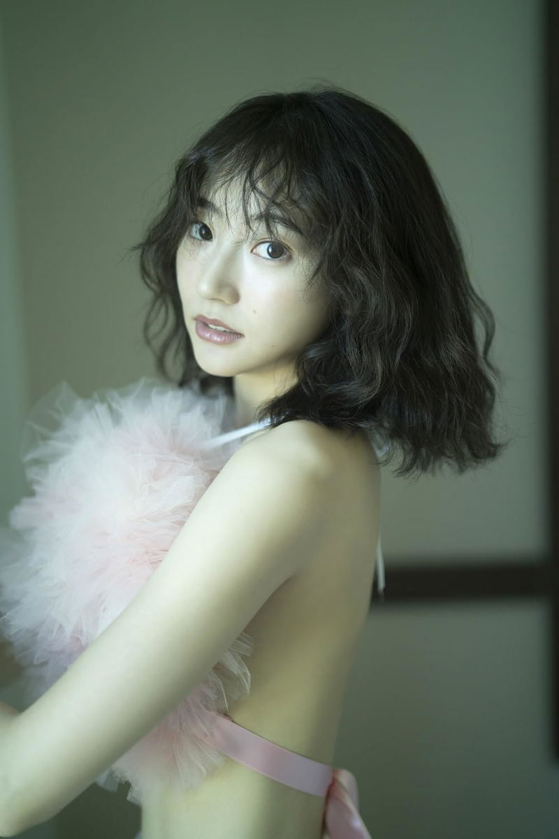 Takeda Rena 10th Anniversary Photo Book: SISU Special Edition image 8