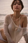Nagisa Watanabe First Photo Book: Suiheisen thumbnail 3