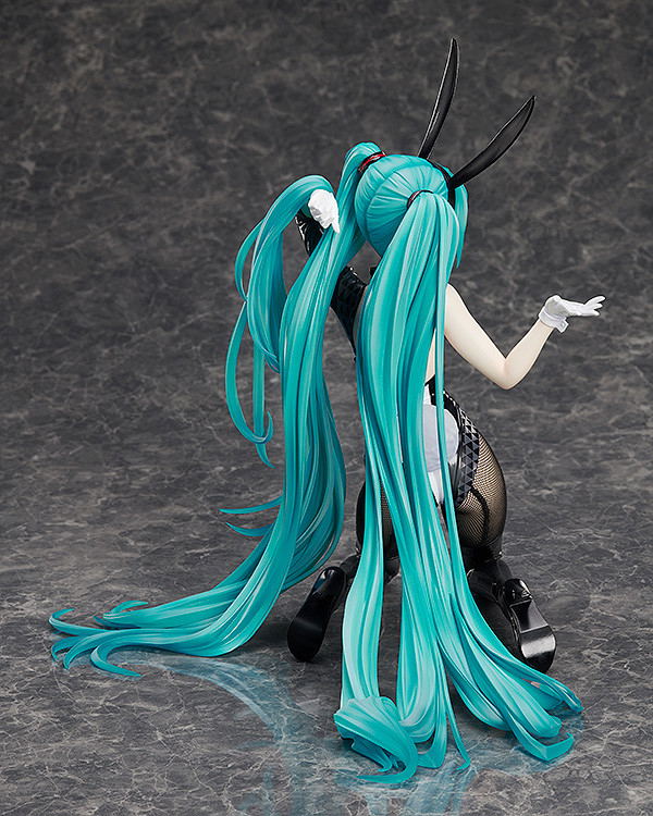 Character Vocal Series 01 Hatsune Miku 1/4 Scale Pre-Painted Figure: Hatsune Miku Bunny Ver. Art by SanMuYYB (Re-run) image 6