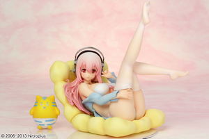 Nitro Super Sonic 1/7 Scale Pre-Painted PVC Figure: Super Super Sonico Bikini & Sofa ver._