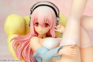 Nitro Super Sonic 1/7 Scale Pre-Painted PVC Figure: Super Super Sonico Bikini & Sofa ver._