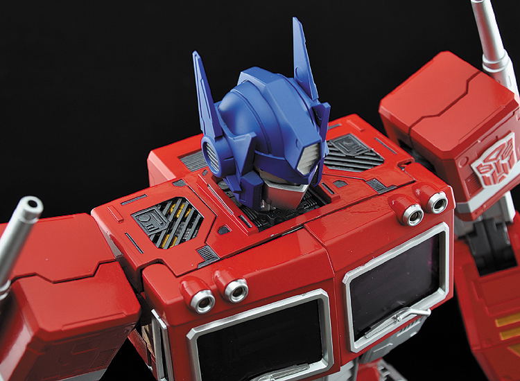 Transformers Ultimetal UM-01: Optimus Prime