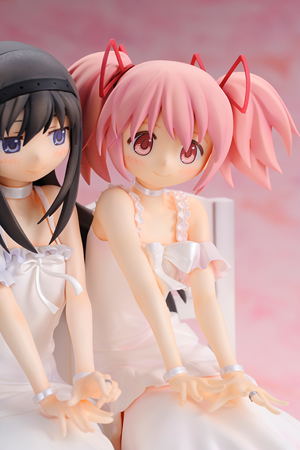 Puella Magi Madoka Magica the Movie 1/7 Scale Pre-Painted Figure: Akemi Homura & Kaname Madoka