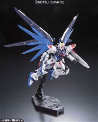 Mobile Suit Gundam 1/144 Scale Model Kit: ZGMF-X10A Freedom Gundam (RG)