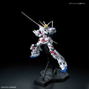 Mobile Suit Gundam 1/100 Scale Model Kit: Unicorn Gundam (Red / Green Twin Frame Edition) Titanium Finish (MG)