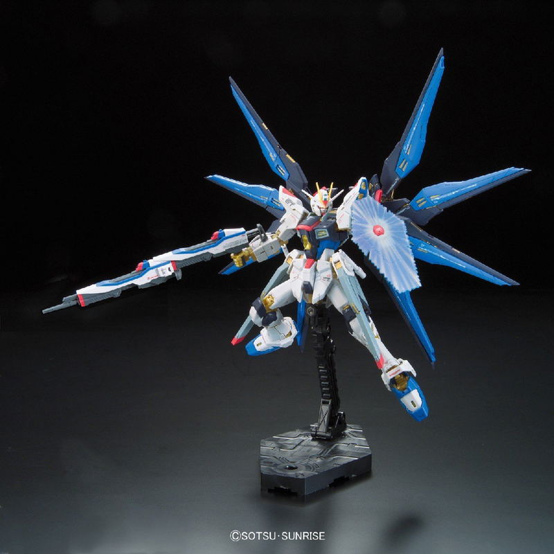 Mobile Suit Gundam 1/144 Scale Model Kit: ZGMF-X20A Strike Freedom Gundam (RG) image 9