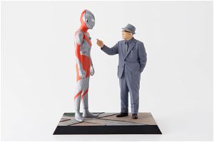 Ultraman 1/12 Scale Polystone Statue: Eiji Tsuburaya & Ultraman