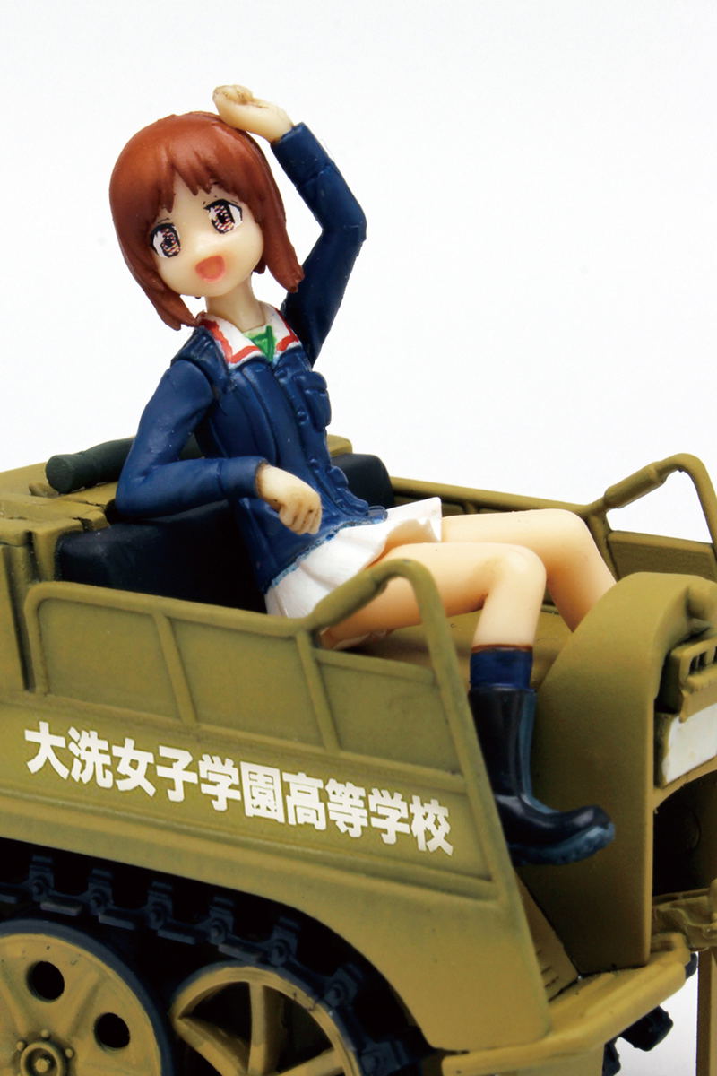 Girls und Panzer der Film 1/35 Scale Unpainted Model Kit: Miho & Yukari SdKfz 2 Oarai Girls High School Ver. Kumitateshiki Crawler Desu! image 4
