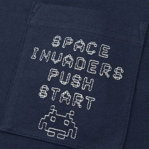 UT Taito Museum - Space Invaders Pocket Men's T-shirt Navy (M Size)_