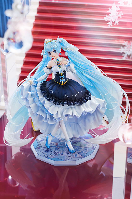 Character Vocal Series 01 Hatsune Miku 1/7 Scale Pre-Painted Figure: Snow Miku Snow Princess Ver. image 9